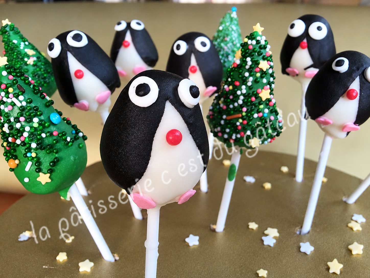 Cake pops de Noël décorés en pingouins et en sapins.