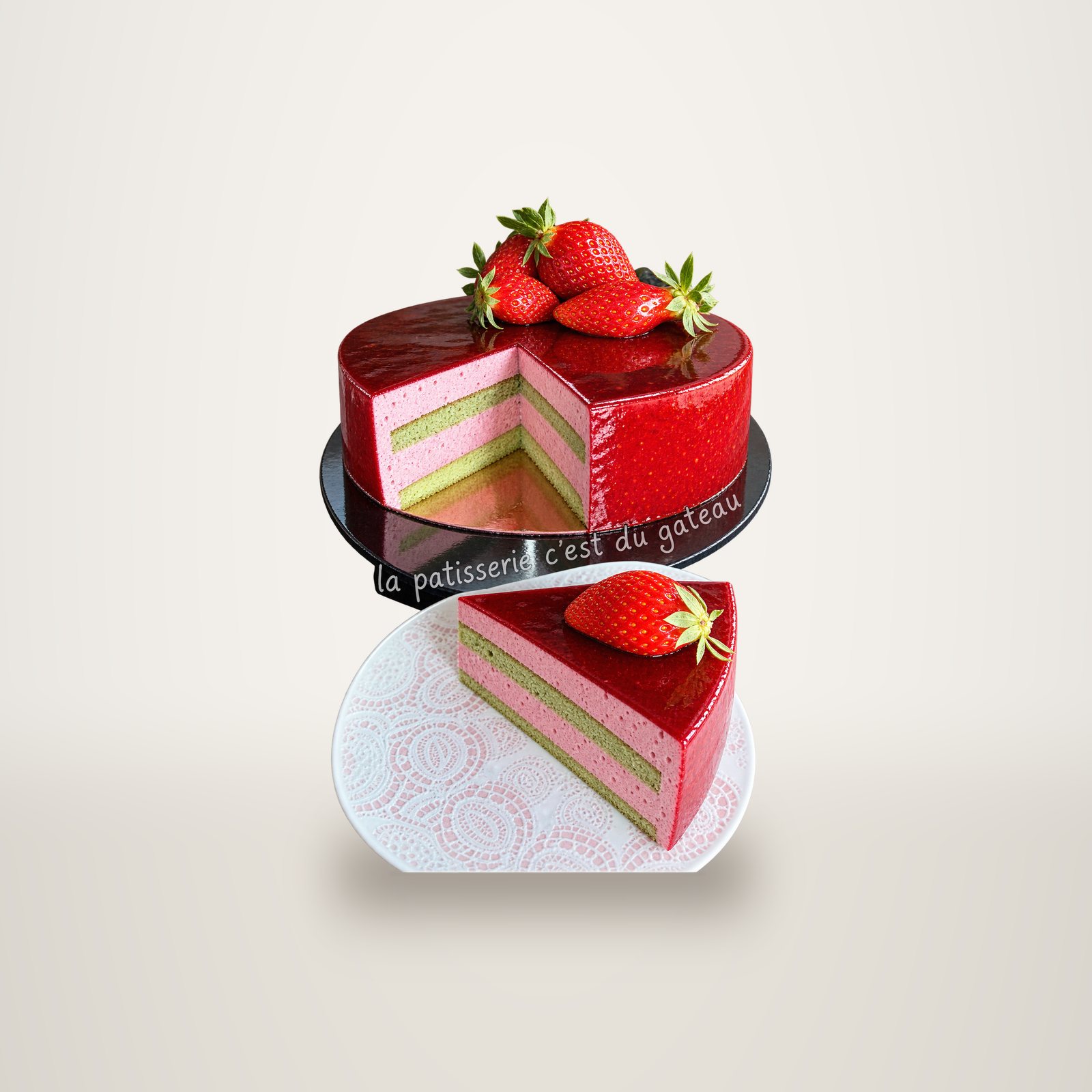 Part d'entremets aux fraises et à la pistache sous un glaçage rouge brillant.