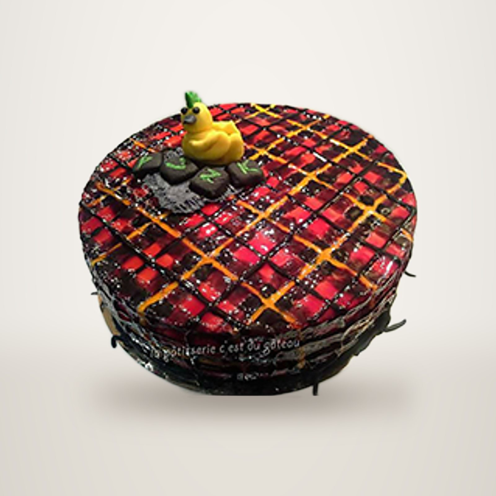 Gâteau rond au glaçage quadrillé rouge et orange.