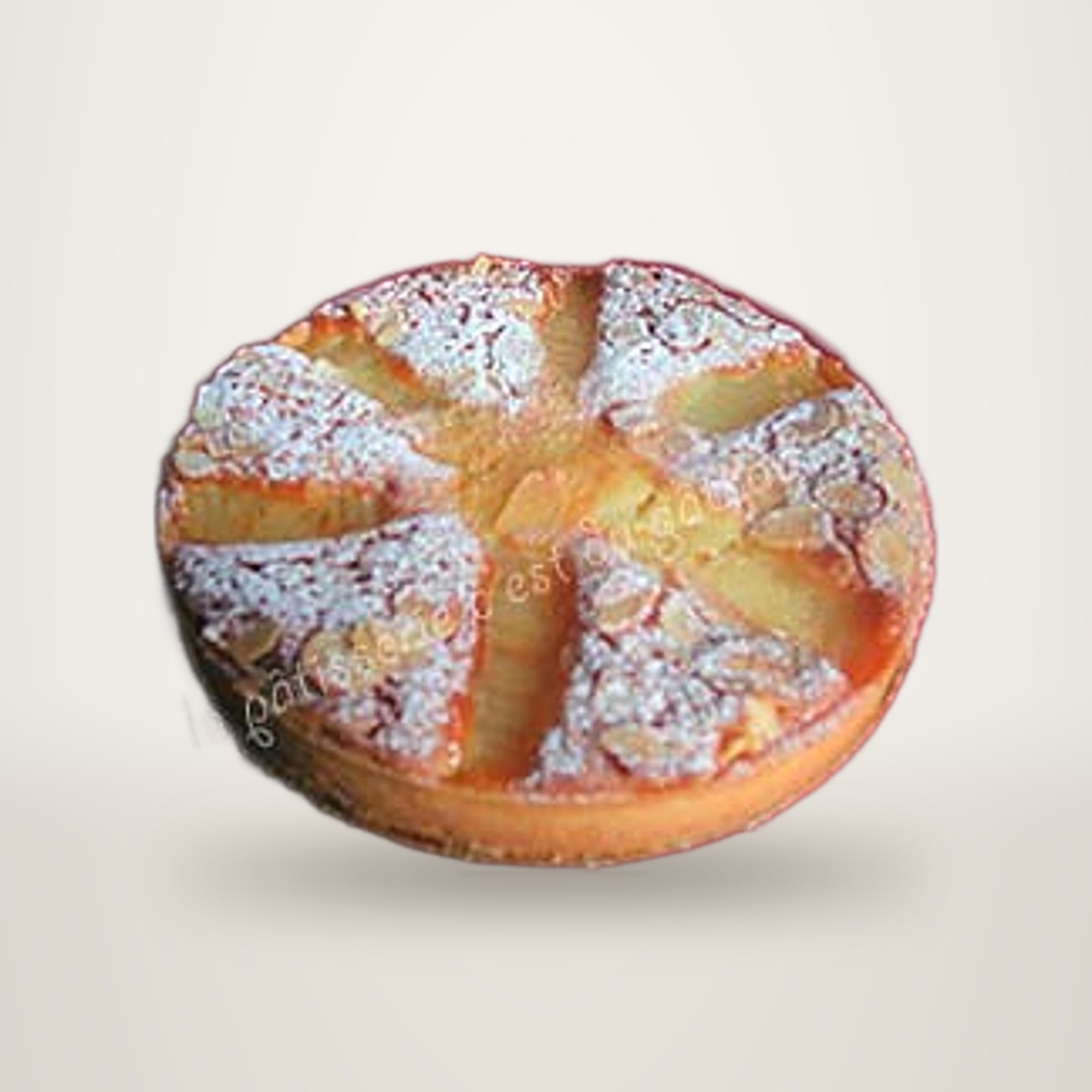 Tarte aux poires garnie d'amandes effilées et saupoudrée de sucre glace.